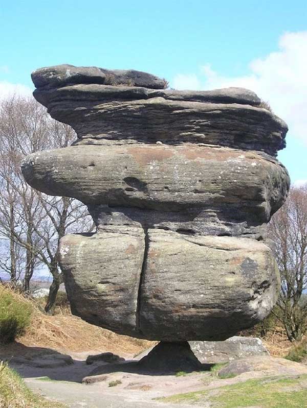  Tảng đá được nhiều người biết tới nhờ khả năng “giữ thăng bằng” hiếm có. 