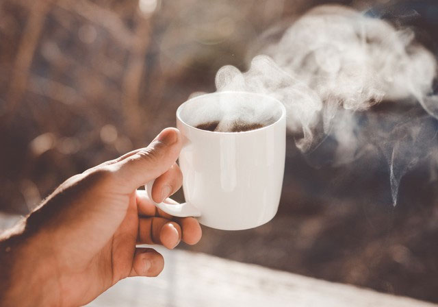  Thường xuyên uống cà phê quá nóng có thể làm tăng nguy cơ mắc ung thư thực quản. 