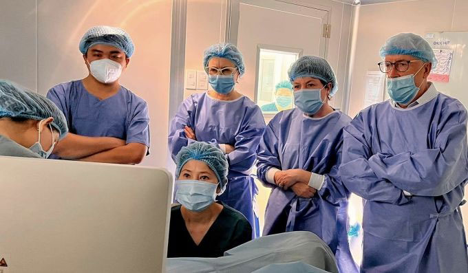 Các chuyên gia từ ĐH New South Wales học kỹ thuật IVM tại Bệnh viện Mỹ Đức, năm 2022.