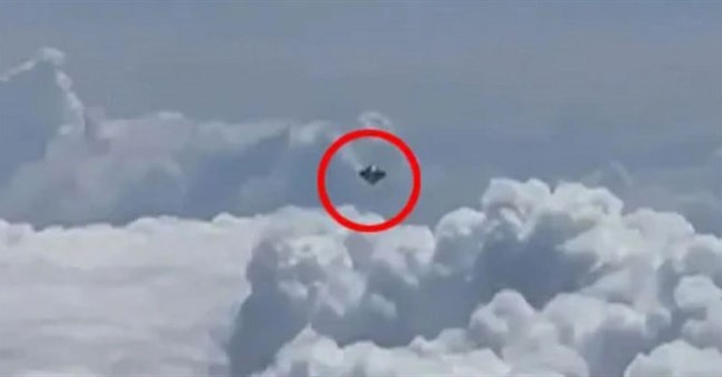 Hành khách trên máy bay ghi lại cận cảnh UFO hình kim cương