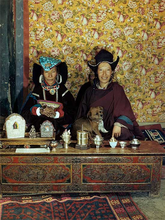 Cựu hoàng hậu của Ladakh, Ấn Độ cùng con gái của mình.