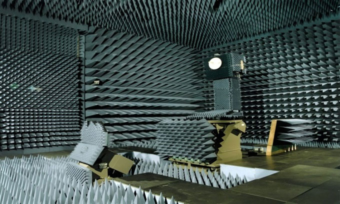 Căn phòng không tiếng vọng của NASA giúp kiểm tra ăng ten trên vệ tinh và tàu vũ trụ