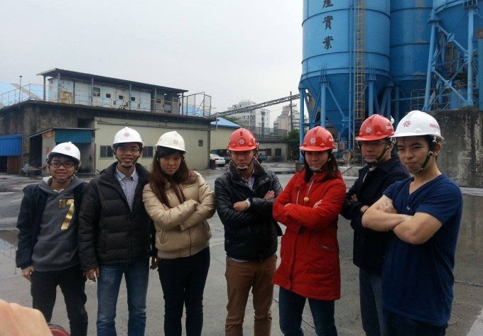 Phó giáo sư Việt nghiên cứu vật liệu bê tông từ bùn thải và tro bay