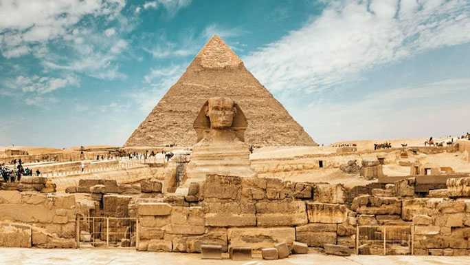Kim tự tháp Khafre và bức tượng Nhân sư canh giữ phía trước