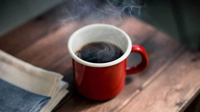 Người trưởng thành khỏe mạnh không nên tiêu thụ quá 400 mg caffeine mỗi ngày.