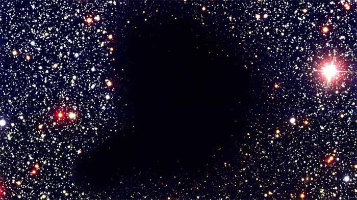 Hình ảnh của Tinh vân tối Barnard 68 khi quan sát bằng kính thiên văn.