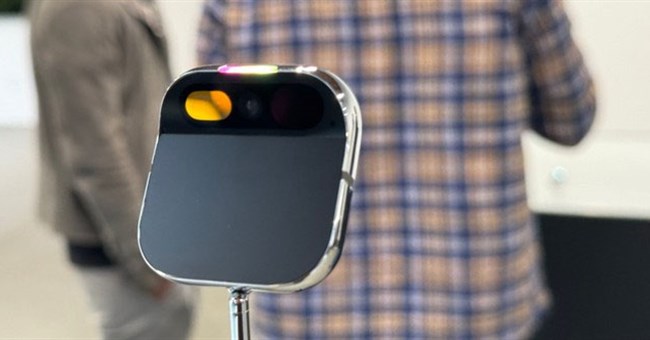 Cựu nhân viên thiết kế Apple ra mắt thiết bị AI: Một chiếc pin cài áo với tham vọng lật đổ thế giới smartphone