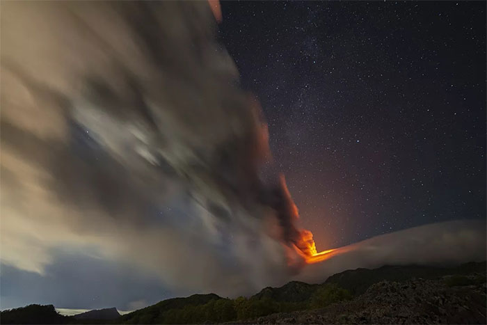 Cột khói tạo ra bởi núi lửa Etna nhìn từ làng Sant'Alfio, phía bắc đảo Sicily