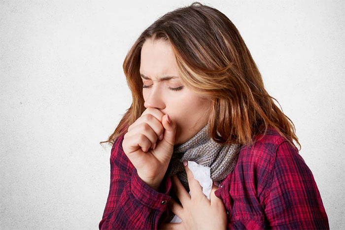 Ho do viêm phổi có thể gây đau ngực, bụng hoặc lưng.