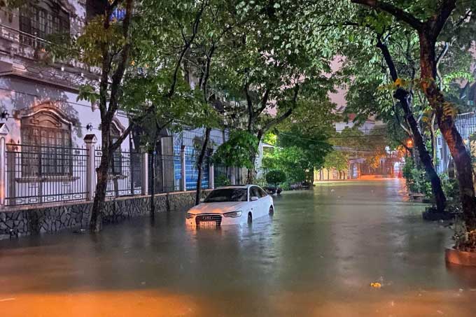 Mưa lớn khiến lũ tràn về thành phố Huế