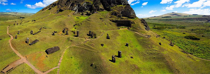  Tượng đá moai đứng dọc theo mạng lưới đường đi. 