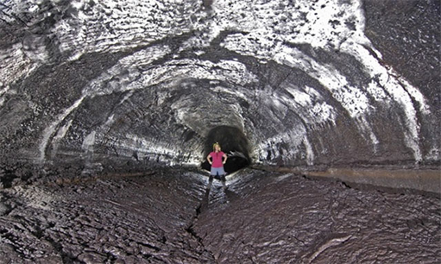 Khám pha hang động ống dung nham dài nhất thế giới ở Hawaii