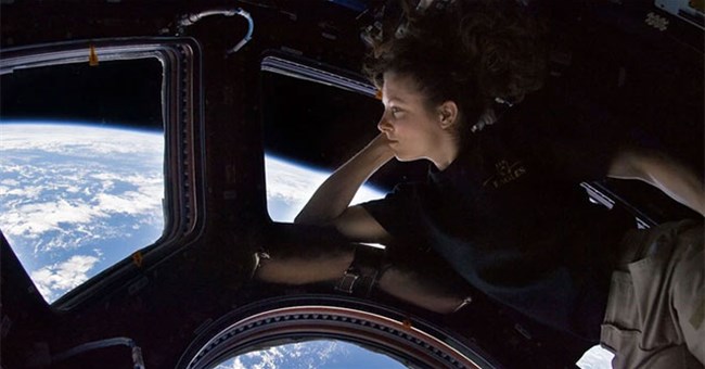 Nhìn Trái đất từ không gian sẽ nhận ra điều "loài người tự dối mình"