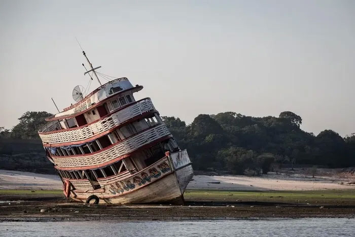 Một con tàu bị mắc cạn do lòng sông khô cạn
