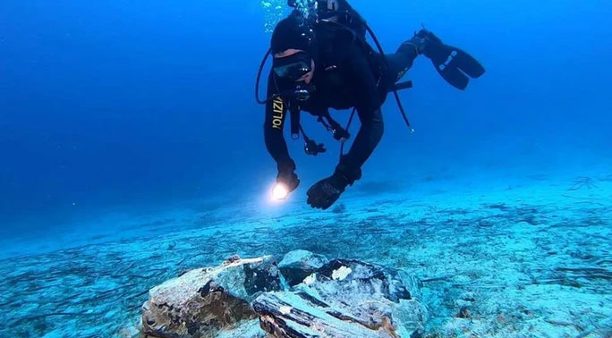 Trục vớt khối đá obsidian nặng 8kg chìm dưới biển hơn 5.000 năm