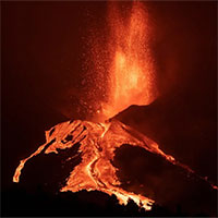 Đổ bê tông ngăn núi lửa phun trào có khả thi không?