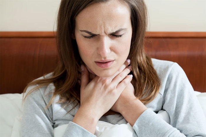 Đau họng nổi hạch ở cổ do đâu? Tình trạng này có nguy hiểm không?