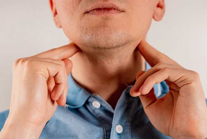 Đau họng nổi hạch ở cổ do đâu? Tình trạng này có nguy hiểm không?