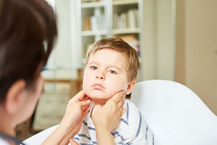 Đau họng nổi hạch ở cổ do đâu? Tình trạng này có nguy hiểm không?