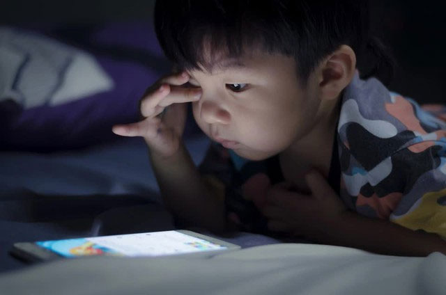 Ngày càng nhiều trẻ mắc hội chứng này do xem điện thoại, tivi quá nhiều: Bác sĩ chỉ cách phòng ngừa!