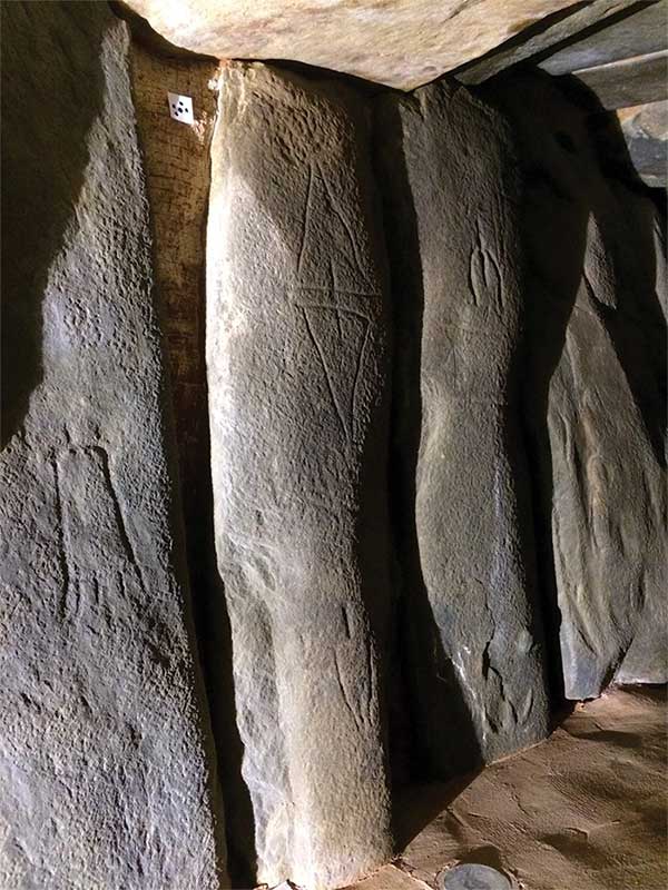 Hơn 60% các cột thẳng đứng của mộ đá có các bản khắc và dấu vết sắc tố
