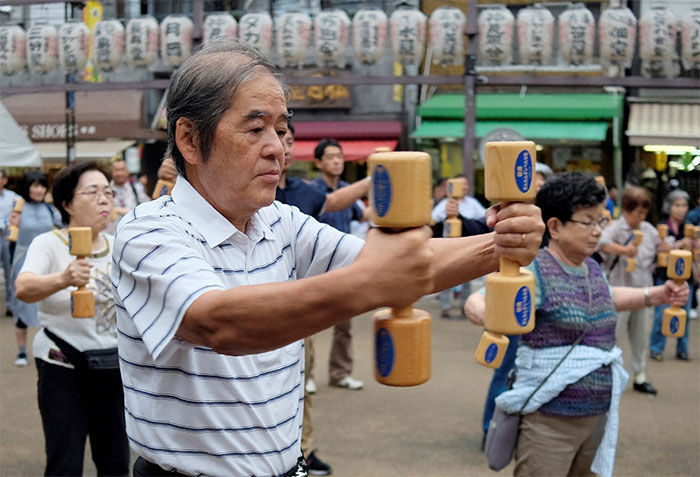 Người cao tuổi tập thể dục tại Tokyo (Nhật Bản)
