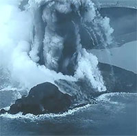 Đảo núi lửa mới của Nhật Bản lại phun trào