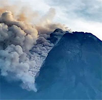 Núi lửa Marapi phun tro bụi cao 3.000 mét lên bầu trời trên đảo Sumatra của Indonesia