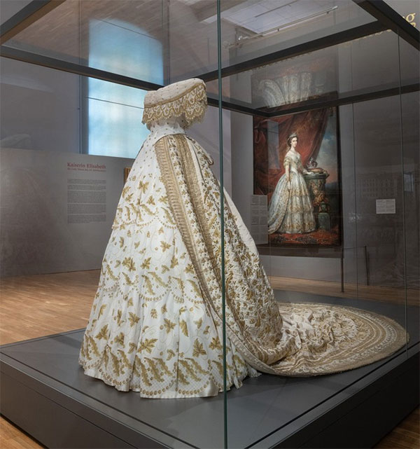  Một bản sao được làm thủ công thể hiện váy cưới của Hoàng hậu Sisi 