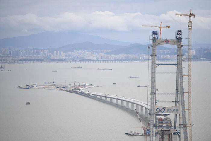 Dự án siêu cầu vượt biển 6,7 tỷ USD lập kỷ lục thế giới trải nhựa chỉ trong 1 ngày ở Trung Quốc