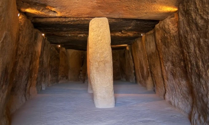 Ngôi mộ tập thể được ví như kỳ quan công nghệ thời đồ đá