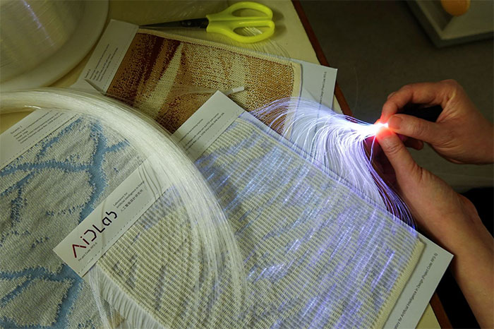 Vải trên được dệt bằng sợi quang nhựa (POF) và sợi dệt có thể ánh lên nhiều màu sắc