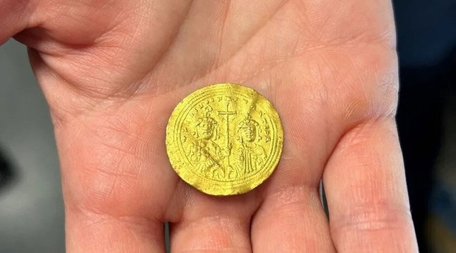 Khai quật đồng tiền vàng hơn 1.000 năm tuổi khắc mặt Chúa Giêsu