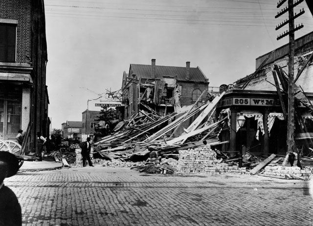 Nhà cửa sụp đổ ở thành phố Charleston (bang Nam Carolina) trong trận động đất năm 1886.