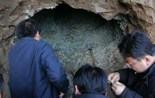 Đào móng tại công trường, công nhân phát hiện hơn 2.000kg vật thể “dây” xanh.