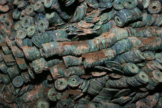 Đào móng tại công trường, công nhân phát hiện hơn 2.000kg vật thể “dây” xanh.
