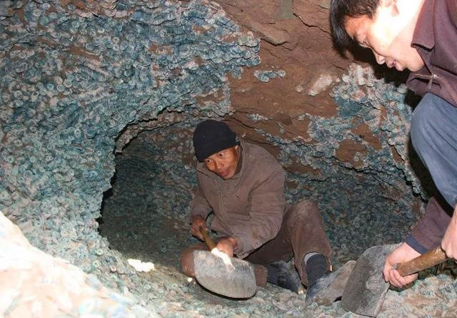 Đào móng tại công trường, công nhân phát hiện hơn 2.000kg vật thể “dây” xanh.