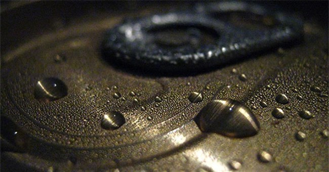 Phát hiện bất ngờ của giới khoa học: ánh sáng có thể làm nước bay hơi mà không cần nhiệt