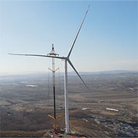 Cần cẩu hạng nặng nâng cánh turbine gió lên cao 107m