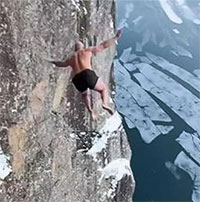 Xem người đàn ông Na Uy thực hiện cú "lặn tử thần" từ độ cao 40 mét