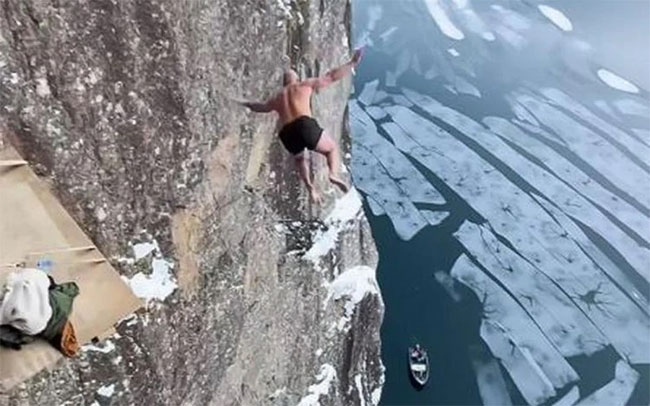 Xem người đàn ông Na Uy biểu diễn màn “lặn tử thần” từ độ cao 40 mét