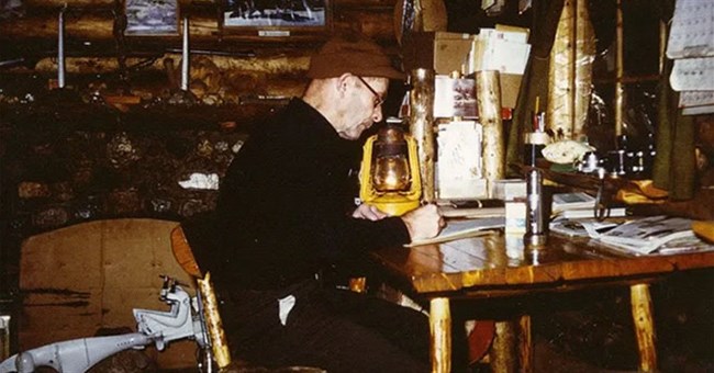 Robinson ngoài đời thực: Một mình sinh sống nơi hoang dã suốt 30 năm trước khi ra đi ở tuổi 83