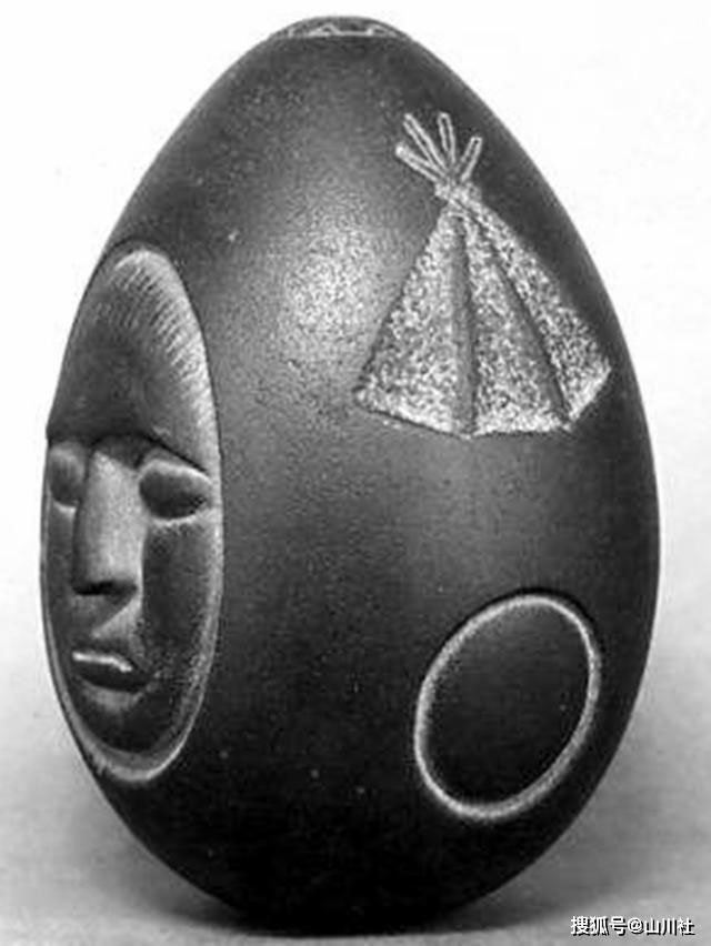 Công nhân nhặt được viên đá có hình mặt người, có thể là mật mã của người ngoài hành tinh