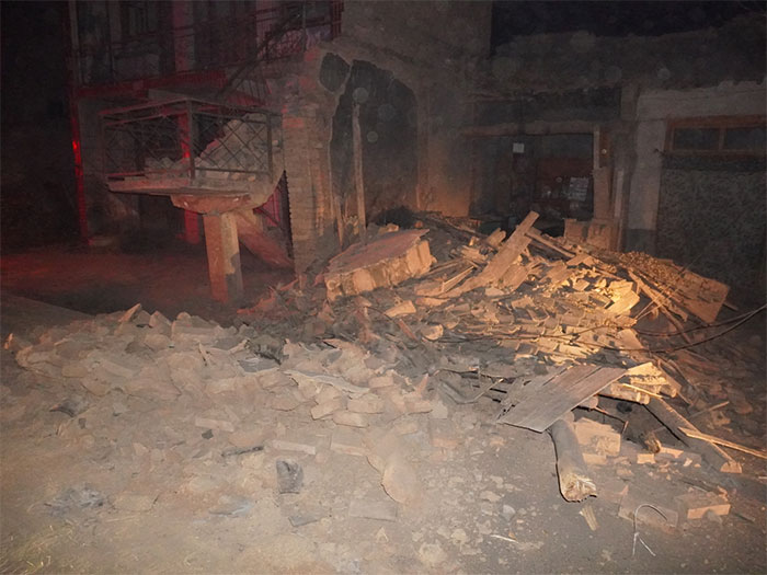 Hiện trường trận động đất khiến hơn 100 người thiệt mạng ở Trung Quốc: Cứu hộ xuyên đêm tìm người bị chôn vùi