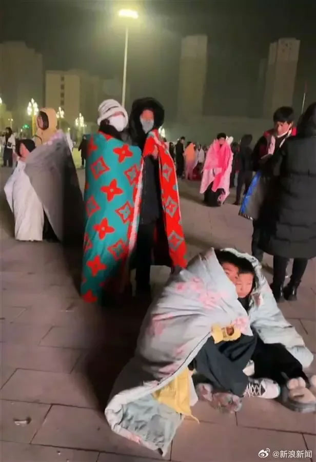 Hiện trường trận động đất khiến hơn 100 người thiệt mạng ở Trung Quốc: Cứu hộ xuyên đêm tìm người bị chôn vùi