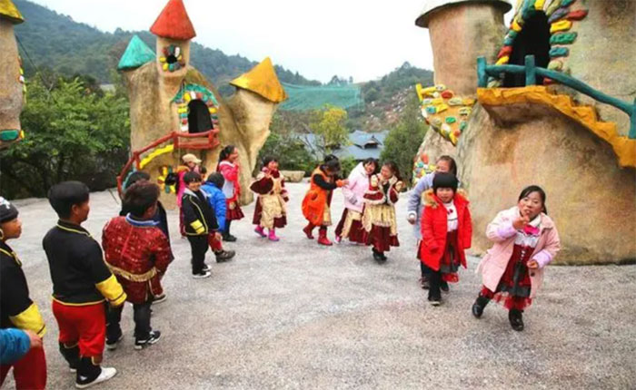 Ngôi làng người lùn bí ẩn ở Trung Quốc: Một thế giới cổ tích ẩn giấu trong những khu rừng và ngọn núi ngoài đời thực!