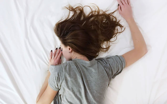 Đau cổ khi ngủ dậy có thể do nhiều nguyên nhân gây ra
