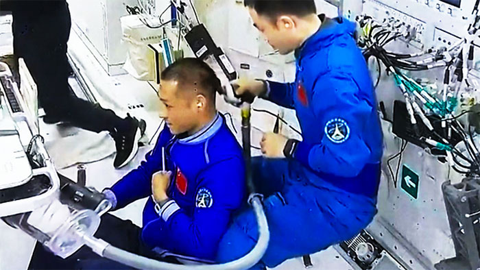 Video phi hành gia Trung Quốc cắt tóc và gội đầu trên Trạm vũ trụ Thiên Cung