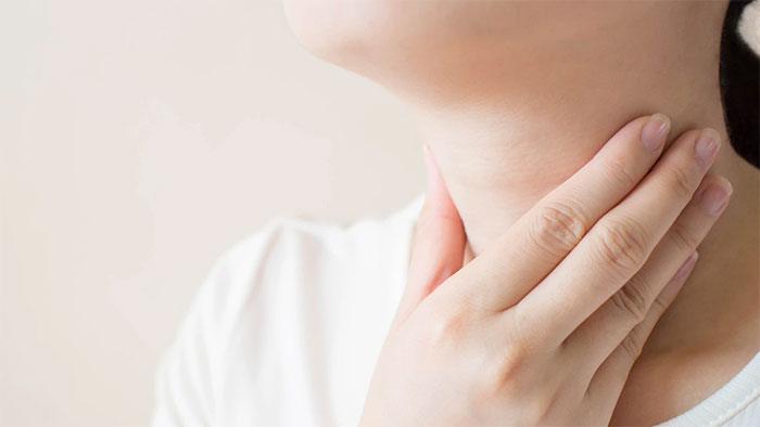 Ngứa họng do dị ứng không khí lạnh và viêm mũi: Làm sao để giảm?