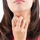 Ngứa họng do dị ứng không khí lạnh, viêm mũi: Làm cách nào để giảm nhẹ?